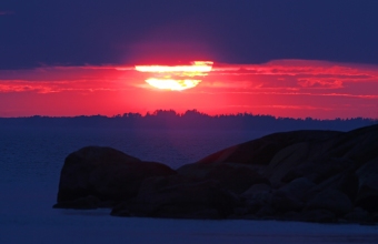Auringonlasku merellä