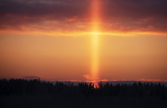 Halopylväs auringonlaskussa